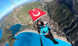 Fethiye'de sağlık personelleri göklerde Türk bayrağı açtı   