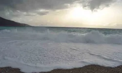 Fethiye’de rüzgarın ardından dev dalgalar oluştu