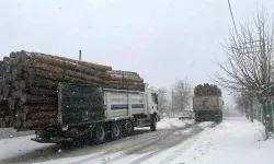 Kara kışta kar esareti başladı: Araçlar yollarda kaldı