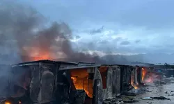 Şantiyede korkutan yangın: İşçilerin kaldığı 15 konteyner yandı