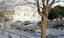 İzmir'in Dikili ilçesinde fırtına nedeniyle minare yerle bir oldu