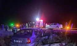 İki otomobil kafa kafaya çarpıştı: 2 ölü, 3 yaralı