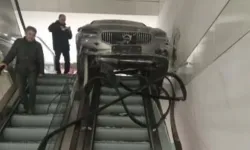 Şişli’de AVM’de dehşet anları kamerada: Otomobille yürüyen merdivene daldı