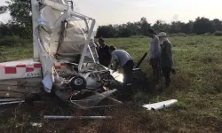 Uçak tarlaya çakıldı: Pilot öldü, 1 yolcu yaralı