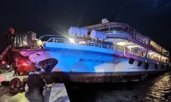 Denizde panik anları: İzmir’de Konak-Bostanlı vapuru karaya çarptı 