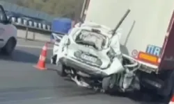 Bayraklı'da korkunç kaza: İki tırın arasında kalan otomobil kağıt gibi ezildi