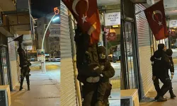İzmir'de dolanan bayrağı düzelten bekçilere plaket