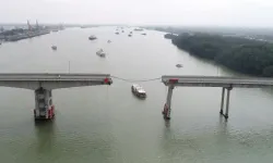 Konteyner gemisi köprüye çarptı: 5 kişi öldü