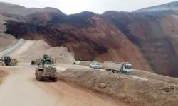 Erzincan'da toprak kayması: İşçiler göçük altında!