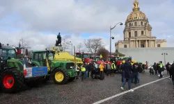 Fransa'da çiftçiler isyanda: Traktörleri ile yol kapattılar