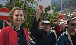 CHP'nin Karaburun Başkan Adayı Nurşen Balcı'ya tepki: Halk, ithal aday istemiyoruz diyerek kırmızı kart gösterdi