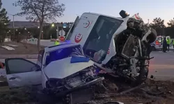 Ambulans ile otomobil çarpıştı: Kaza anı kamerada görüntülendi