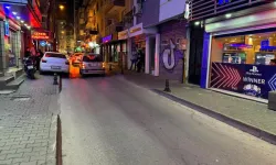 İzmir'de faciadan dönüldü: Motorsikletin kaldırıma daldığı anlar kamerada