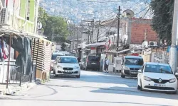 İzmir polisinden Murtake'de operasyon: Tabanca, tüfek, uyuşturucu madde ele geçirildi 