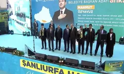 Aday tanıtım töreninde ilginç anlar: AKP'li isimler MHP'li ismi aralarına almadı