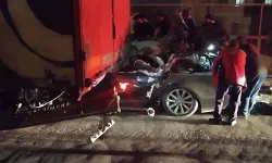 Mersin’de feci kaza: Tırın altına giren lüks otomobilin sürücü öldü