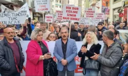 CHP İzmir İl Başkanlığı önünde Soyer’e destek eylemi: Adını İzmir’den silemezsiniz!