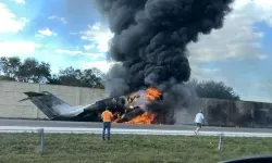 Uçak arabaya çarptı: 2 kişi öldü
