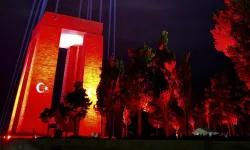 18 Mart'a özel: Şehitler Abidesi ışıklandırıldı