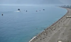 Antalya'ya yaz erken geldi: Vatandaş soluğu sahilde aldı