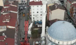 İstanbul'da facianın eşiğinden dönüldü: Onarılan minare apartmanın üzerine devrildi