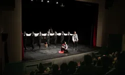Şehir Tiyatroları Nilüfer Tiyatro Festivali'nde: Deli Dumrul sahnelendi