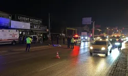 İzmir'de kırmızı ışıkta geçen araç yayalara çarptı: 1 ölü, 1 yaralı