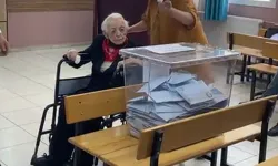Cumhuriyet’in çınarı 101 yaşındaki Zekiye Teyze, Karaburun’da oyunu kullandı