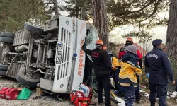 Kartalkaya Kayak Merkezi yolunda minibüs devrildi: 14 yaralı