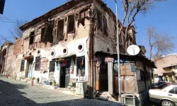 Milas'taki eski bina tehlike saçıyor