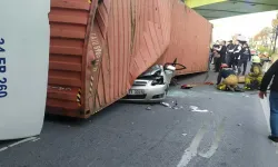 Bakırköy'de feci kaza: TIR'ın altında kalan otomobildeki 4 kişi hayatını kaybetti