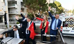 Özel ve Tugay’i İzmirliler Türk bayraklarıyla karşıladı