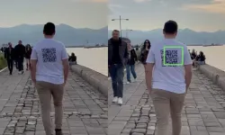 Sırtında QR koduyla kenti dolaşıyor: Boş verme İzmir