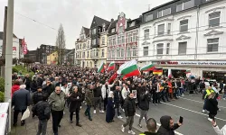 Solingen’de hayatını kaybeden aile için yüzlerce kişi yürüdü