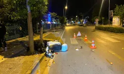 Motosiklet ağaca çarptı: 1 ölü 1 yaralı