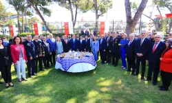 Başkan Aras'tan bayram sabahı vatandaşlara kahvaltı sürprizi
