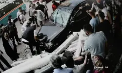 Buca'da faciadan dönüldü: Otomobil 7 kişinin arasına daldı