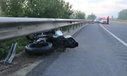 Bariyere çarparak metrelerce sürüklenen genç motosikletçi hayatını kaybetti