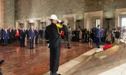 Devlet erkanı Anıtkabir'de: Törendeki tek genel başkan Özgür Özel