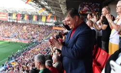 Başkan Tugay Göztepe'nin Süper Lig’e çıkış coşkusuna ortak oldu