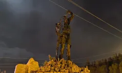 Milli Mücadele kahramanının heykelini yaktılar