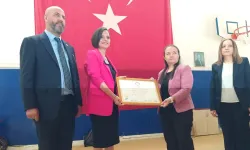 Kınay mazbatayı aldı: Karabağlar kadın başkanına kavuştu