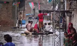 Pakistan'da sel ve yıldırım: 3 eyalette 26 kişi öldü