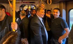 Şikayet gelince sahaya indi: Başkan Tugay İzmir metroda