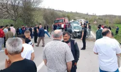 İki araç kafa kafaya girdi: 1 kişi öldü, 3'ü ağır 8 kişi yaralandı