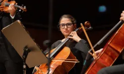 İzmirli genç çellocu Adasu Akın sınırları müzikle aşıyor