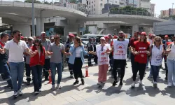 Bayraklı'da eksik maaş krizi sürüyor: İşçiler yolu kapattı