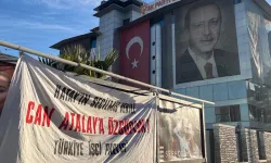AKP İzmir il binası önüne Can Atalay pankartı astılar