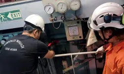 Aliağa'da yük gemisine operasyon: Tonlarca kaçak akaryakıt ele geçirildi