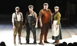 Ayakta alkışlandı: İzmir Şehir Tiyatroları'ndan yeni oyun